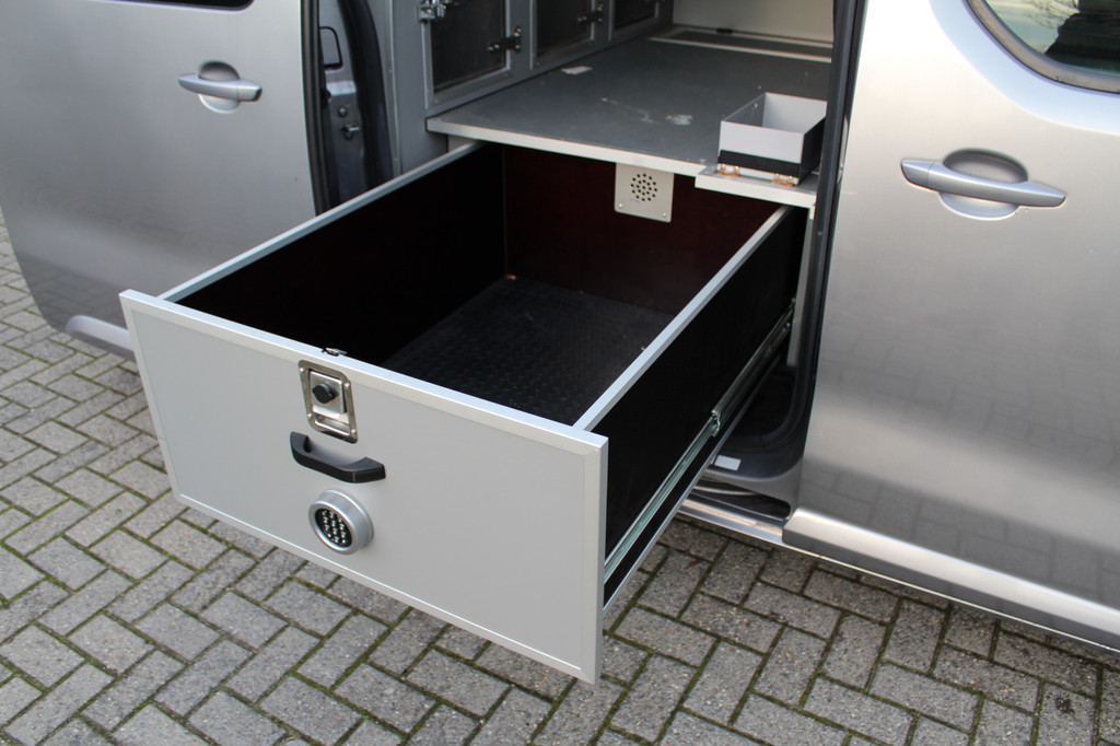 Citroen Jumpy 2.0 BlueHDI 180PK E6 Automaat M Club L2 Export price â¬10.900,- // Dog transport 10