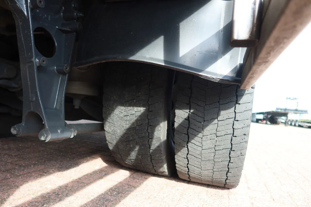 DAF CF 290 FA Bak + klep Dhollandia 2000 KG 8