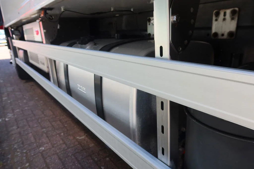 DAF CF 300 Koel/Vries Carrier iceland + Dhollandia 2500KG klep trenn wand 21