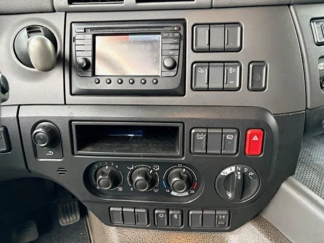 DAF CF 400 SPACECAB (EURO 6 / AS-TRONIC / 8.000 KG. FRONT AXLE / AIRCONDITIONING / FRIDGE / CAMERA SYSTEM / COMPLETE SPOILERSET / ETC.) 12