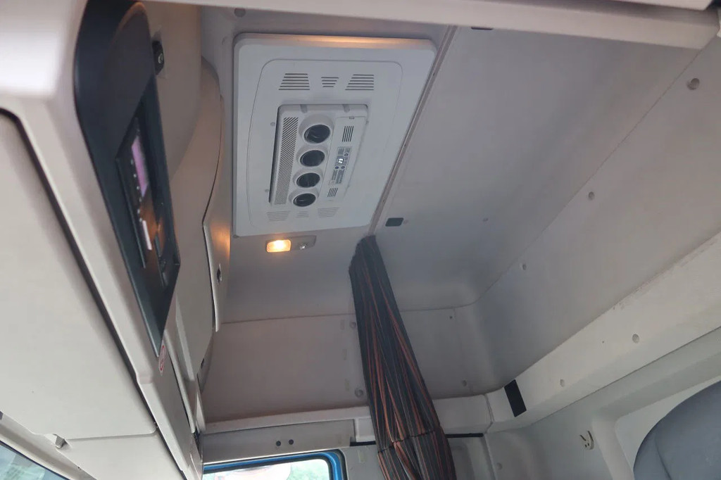 DAF CF 410 Bakwagen + Onderschuif klep 8