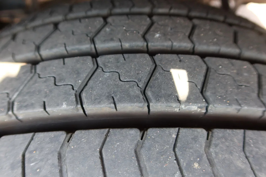 DAF LF 210 Bakwagen + DHollandia 2000 kg 17