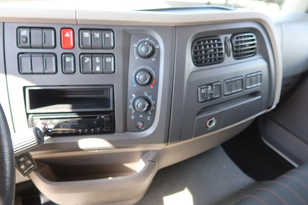 DAF LF 210 Bakwagen + DHollandia 2000 kg 8