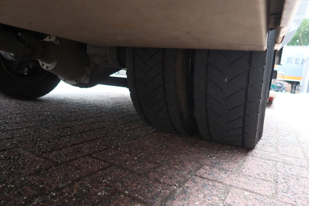 DAF LF 210 Bakwagen+ Dhollandia 1500 kg 17