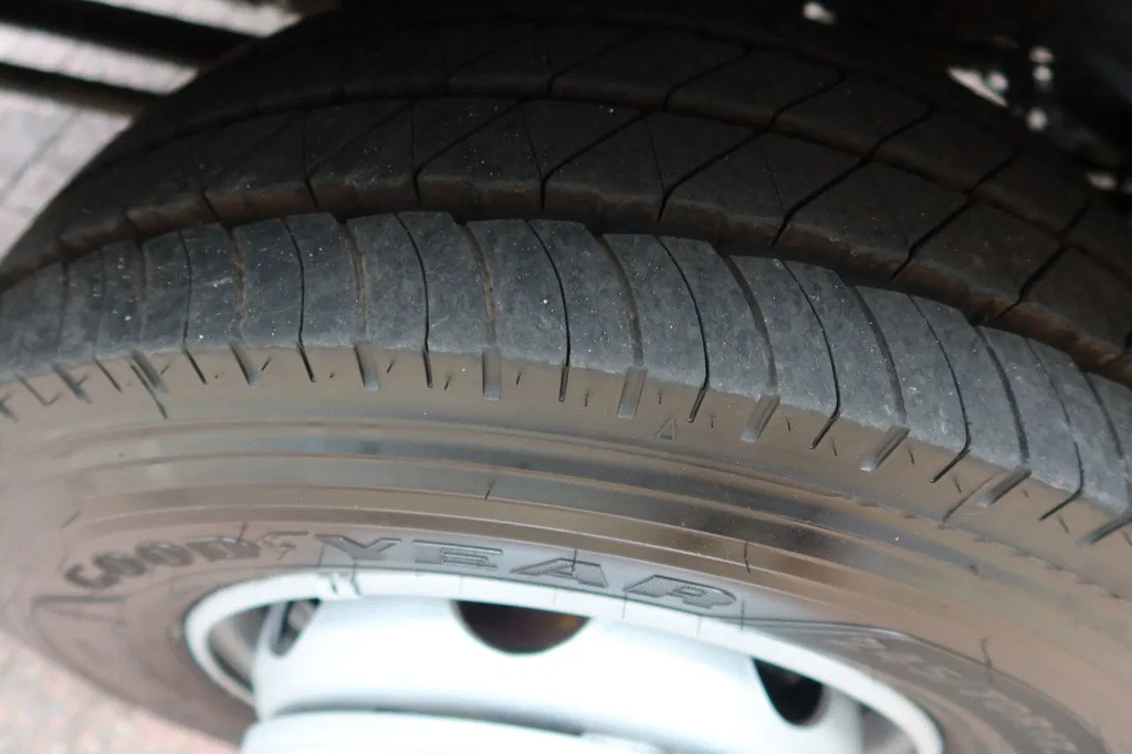 DAF LF 210 Bakwagen+ Dhollandia 1500 kg 18