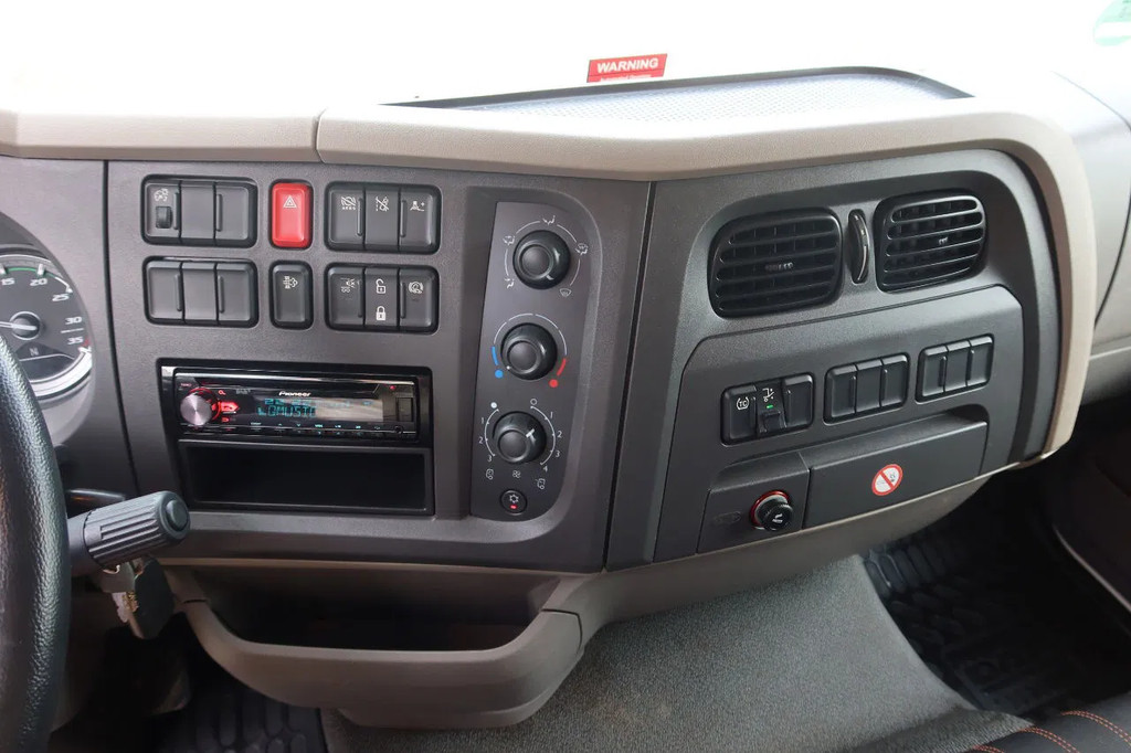 DAF LF 210 Bakwagen+ Dhollandia 1500 kg 8