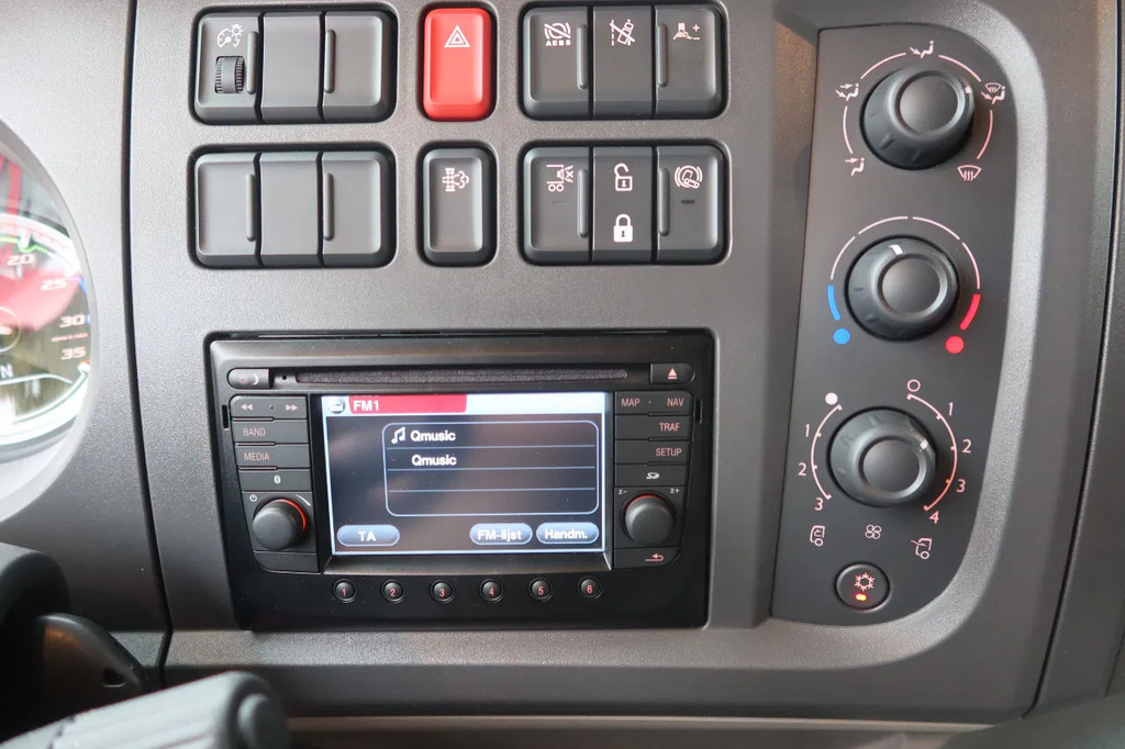 DAF LF 210 Bakwagen+ Dhollandia 1500 kg Comfort cabine 11