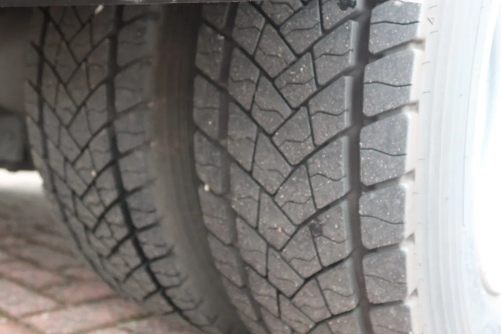 DAF LF 210 Bakwagen+ Dhollandia 1500 kg Comfort cabine 17