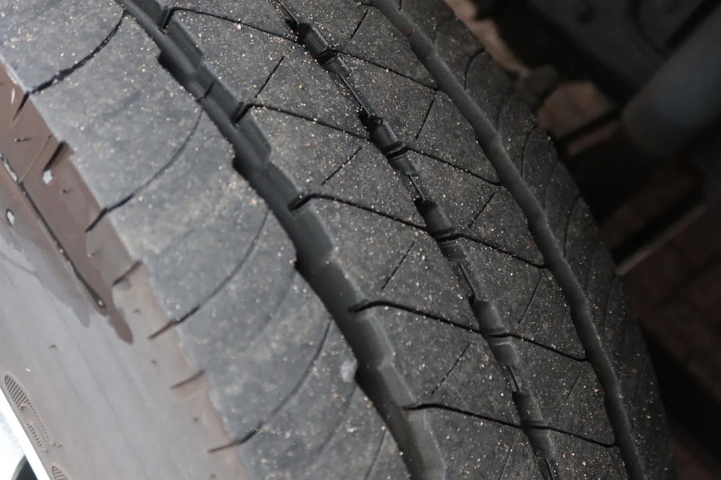 DAF LF 210 Bakwagen+ Dhollandia 1500 kg Comfort cabine 18