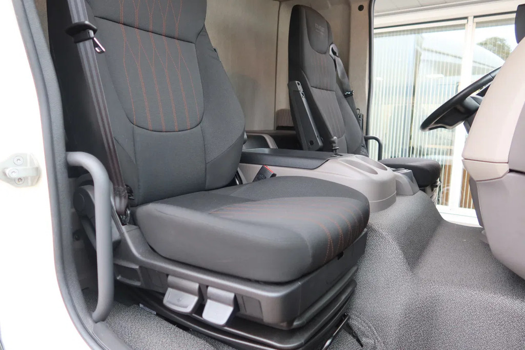 DAF LF 210 Bakwagen+ Dhollandia 1500 kg Comfort cabine 9