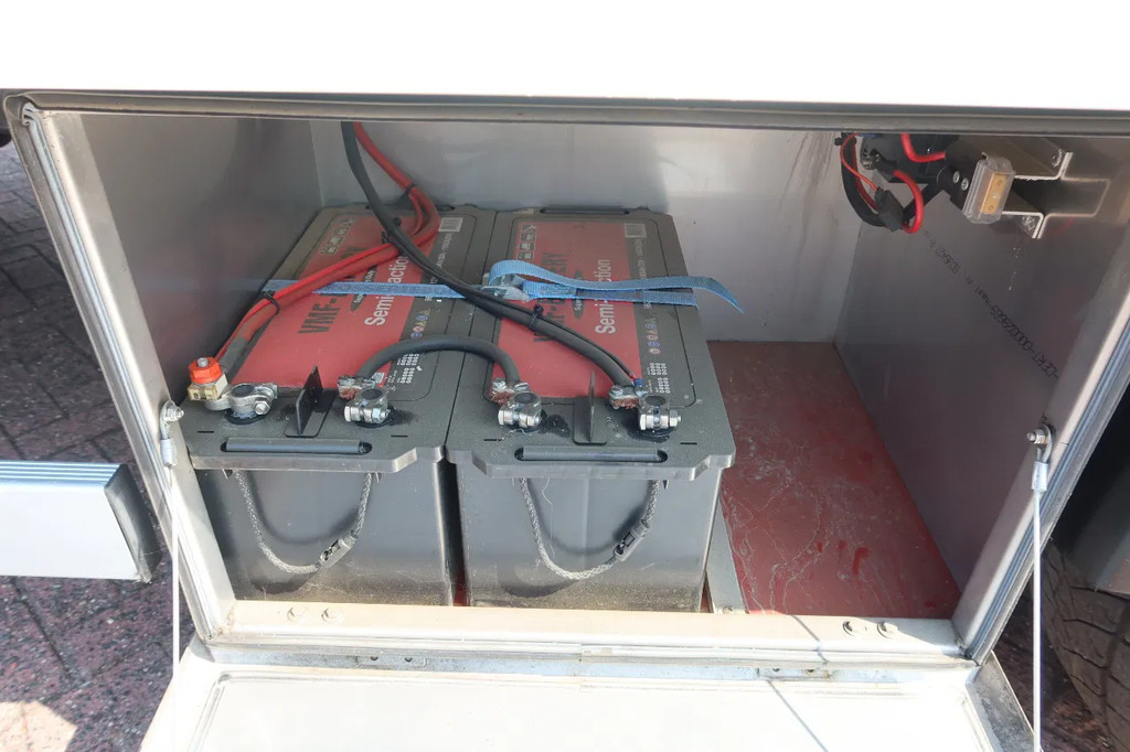 DAF LF 210 Bakwagen + Dhollandia klep 1500 kg 18