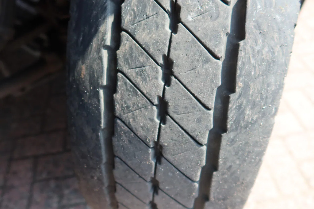 DAF LF 210 Bakwagen + Dhollandia klep 1500 kg 21