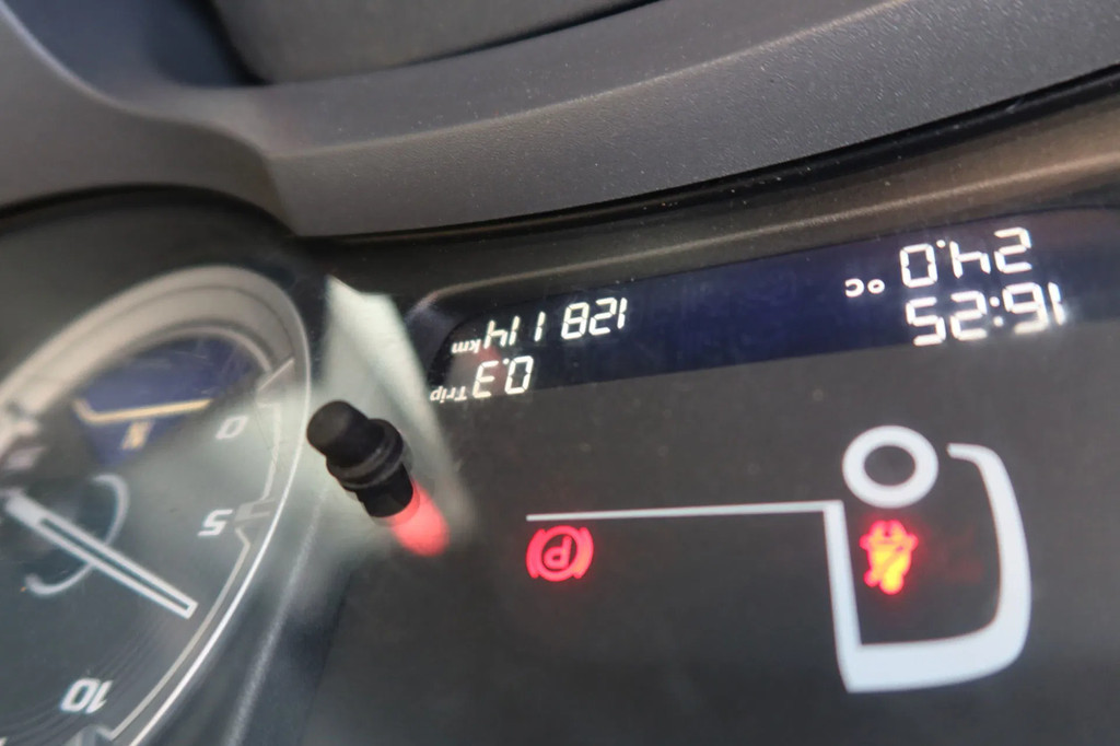 DAF LF 210 FA Bakwagen + Dhollandia 2000 kg klep extra accu set, 3x bindrail + stang. 10