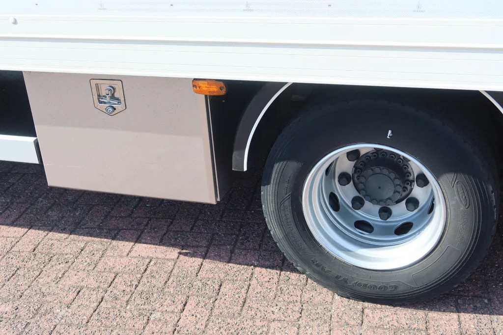 DAF LF 210 FA Bakwagen + Dhollandia 2000 kg klep extra accu set, 3x bindrail + stang. 18