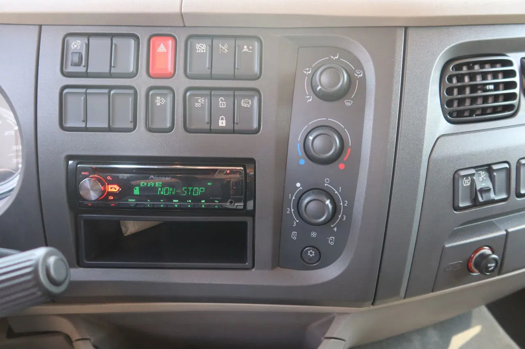 DAF LF 210 FA Bakwagen + Dhollandia 2000 kg klep extra accu set, 3x bindrail + stang. 8