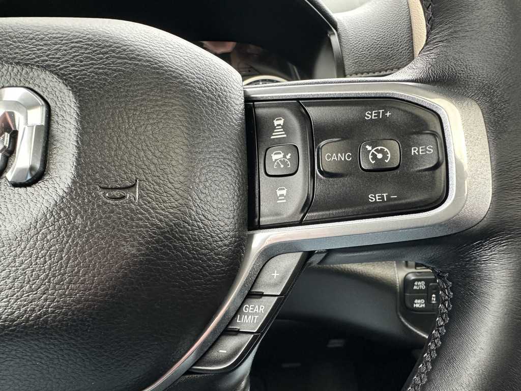 Dodge RAM 1500 5.7 V8 LARAMIE / LPG / TREKHAAK 3.5T / ADAPTIVE CRUISE / LUCHTVERING / CAMERA / PANO / 12 INCH SCREEN / DELMONICO RED 18