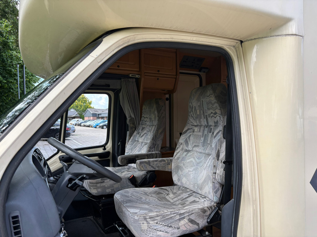 Fiat 230 CAMPER|draaistoelen|4p|trekhaak|fietsendrager met|luifel|twee bedden|zonnepanelen|keukenblok|toilet 10