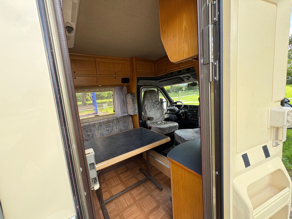 Fiat 230 CAMPER|draaistoelen|4p|trekhaak|fietsendrager met|luifel|twee bedden|zonnepanelen|keukenblok|toilet 16