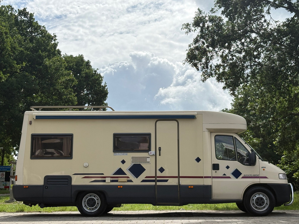 Fiat 230 CAMPER|draaistoelen|4p|trekhaak|fietsendrager met|luifel|twee bedden|zonnepanelen|keukenblok|toilet 7