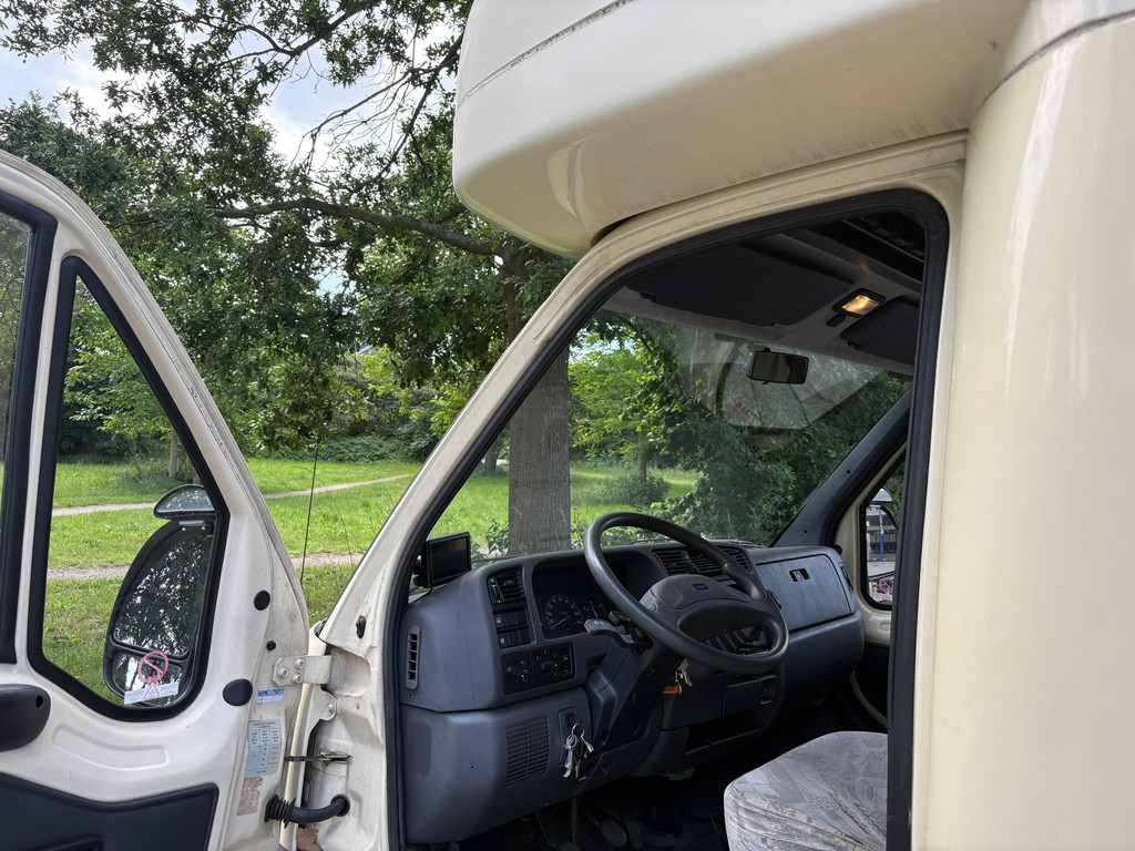 Fiat 230 CAMPER|draaistoelen|4p|trekhaak|fietsendrager met|luifel|twee bedden|zonnepanelen|keukenblok|toilet 9
