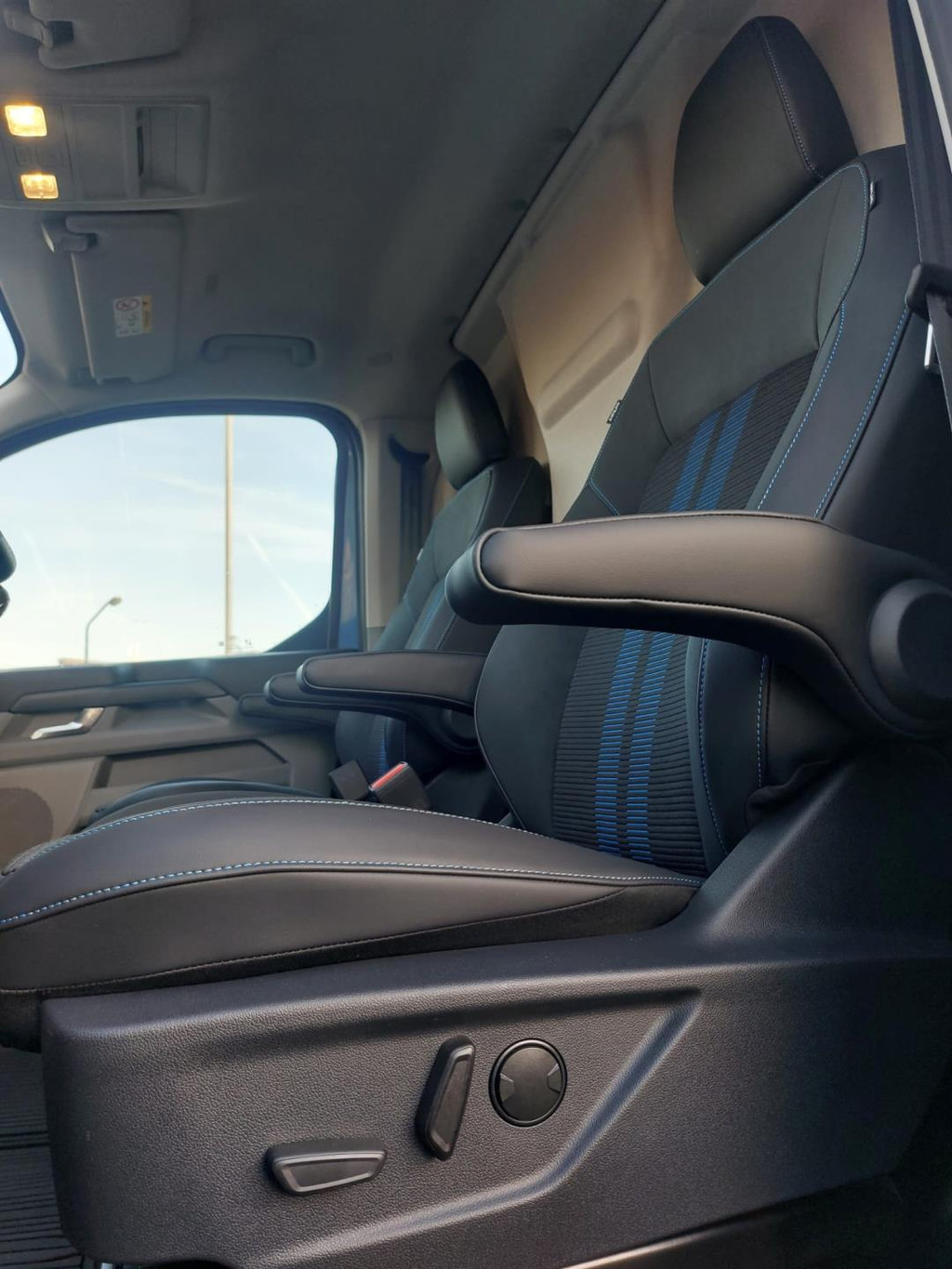 Ford CUSTOM 300 150 PK SPORT L2H1 ALLE OPTIES 9