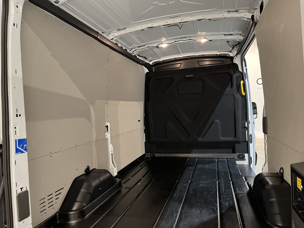 Ford E-Transit 350 L2H2 Trend 68 kWh / 100% Elektrisch !! / Airco / Cruise Control / CarPlay / Camera / Navigatie / 3-Zits / 10.000 KM !! 17