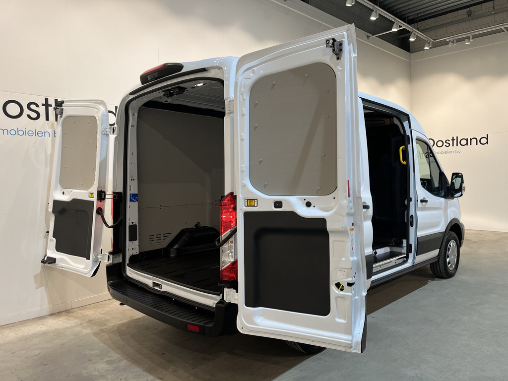 Ford E-Transit 350 L2H2 Trend 68 kWh / 100% Elektrisch !! / Airco / Cruise Control / CarPlay / Camera / Navigatie / 3-Zits / 10.000 KM !! 2