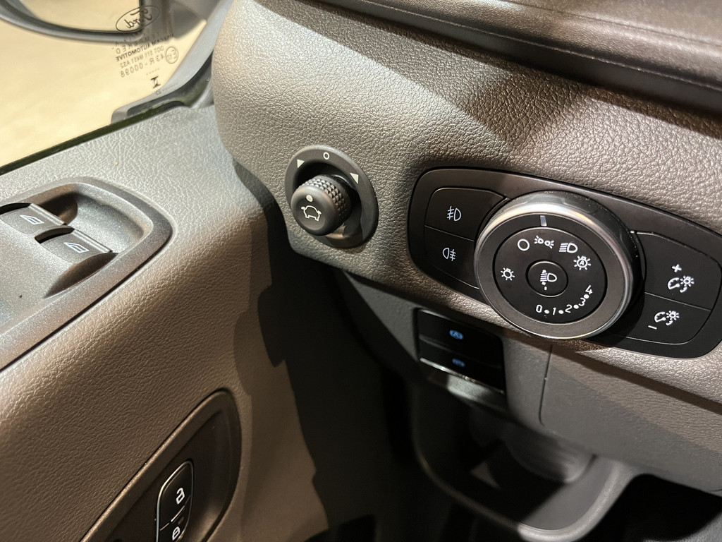 Ford E-Transit 350 L2H2 Trend 68 kWh / 100% Elektrisch !! / Airco / Cruise Control / CarPlay / Camera / Navigatie / 3-Zits / 12.000 KM !! 12