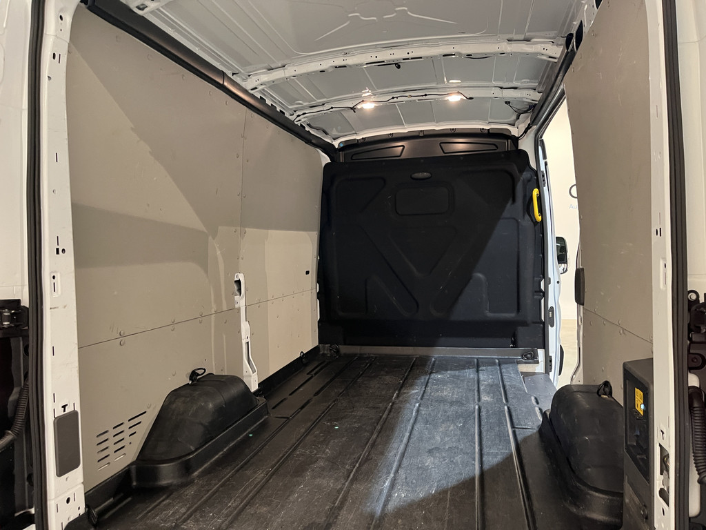 Ford E-Transit 350 L2H2 Trend 68 kWh / 100% Elektrisch !! / Airco / Cruise Control / CarPlay / Camera / Navigatie / 3-Zits / 12.000 KM !! 17
