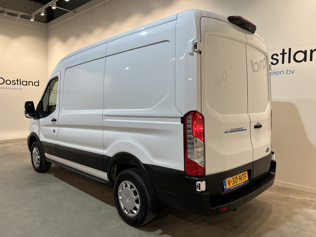 Ford E-Transit 350 L2H2 Trend 68 kWh / 100% Elektrisch !! / Airco / Cruise Control / CarPlay / Camera / Navigatie / 3-Zits / 12.000 KM !! 18