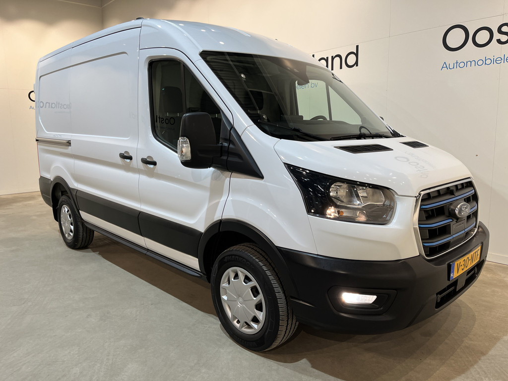 Ford E-Transit 350 L2H2 Trend 68 kWh / 100% Elektrisch !! / Airco / Cruise Control / CarPlay / Camera / Navigatie / 3-Zits / 12.000 KM !! 19