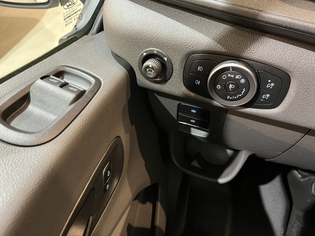 Ford E-Transit 350 L2H2 Trend 68 kWh / 100% Elektrisch !! / Airco / Cruise Control / CarPlay / Camera / Navigatie / 3-Zits / 12.200 KM !! 10