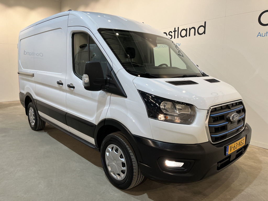 Ford E-Transit 350 L2H2 Trend 68 kWh / 100% Elektrisch !! / Airco / Cruise Control / CarPlay / Camera / Navigatie / 3-Zits / 12.200 KM !! 13
