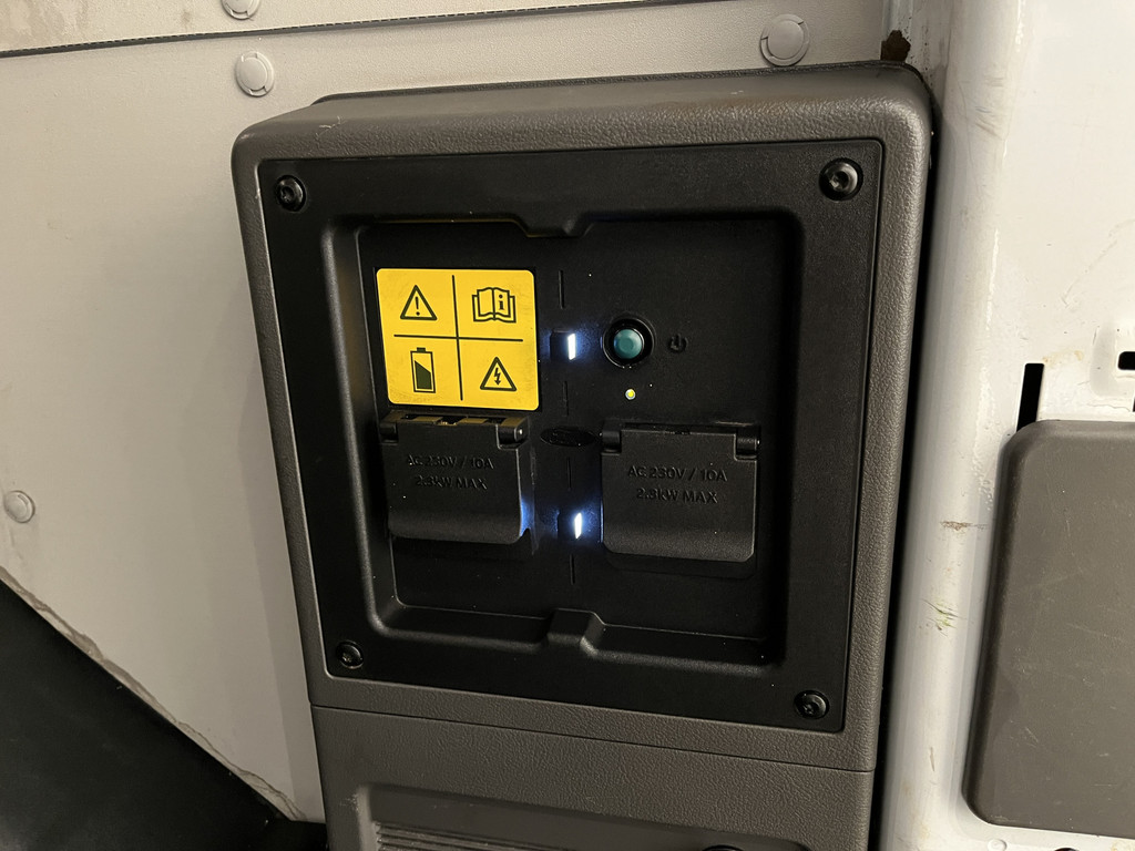 Ford E-Transit 350 L2H2 Trend 68 kWh / 100% Elektrisch !! / Airco / Cruise Control / CarPlay / Camera / Navigatie / 3-Zits / 5.300 KM !! 19