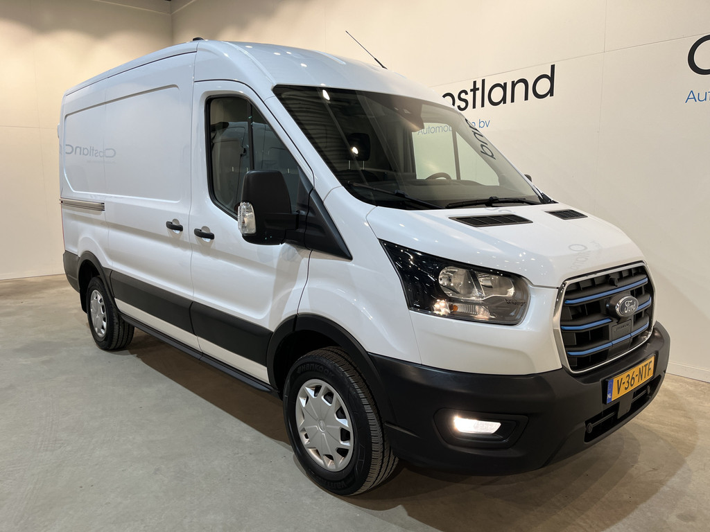 Ford E-Transit 350 L2H2 Trend 68 kWh / 100% Elektrisch !! / Airco / Cruise Control / CarPlay / Camera / Navigatie / 3-Zits / 5.300 KM !! 21