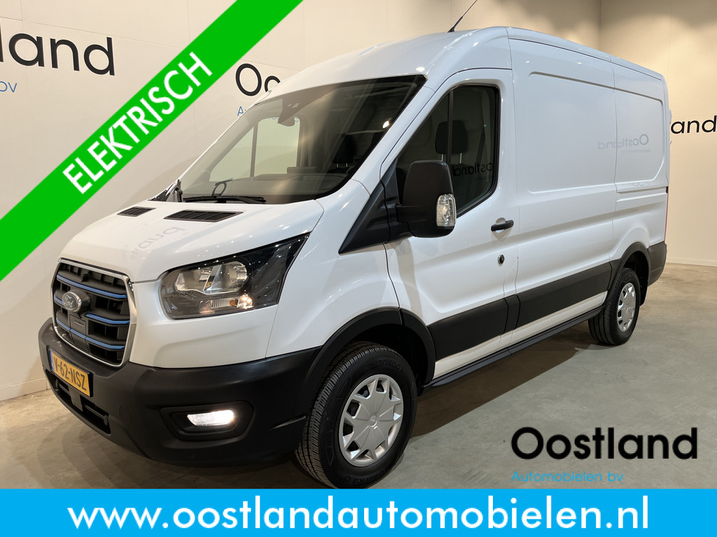 Ford E-Transit 350 L2H2 Trend 68 kWh / 100% Elektrisch !! / Airco / Cruise Control / CarPlay / Camera / Navigatie / 3-Zits / 6.600 KM !!