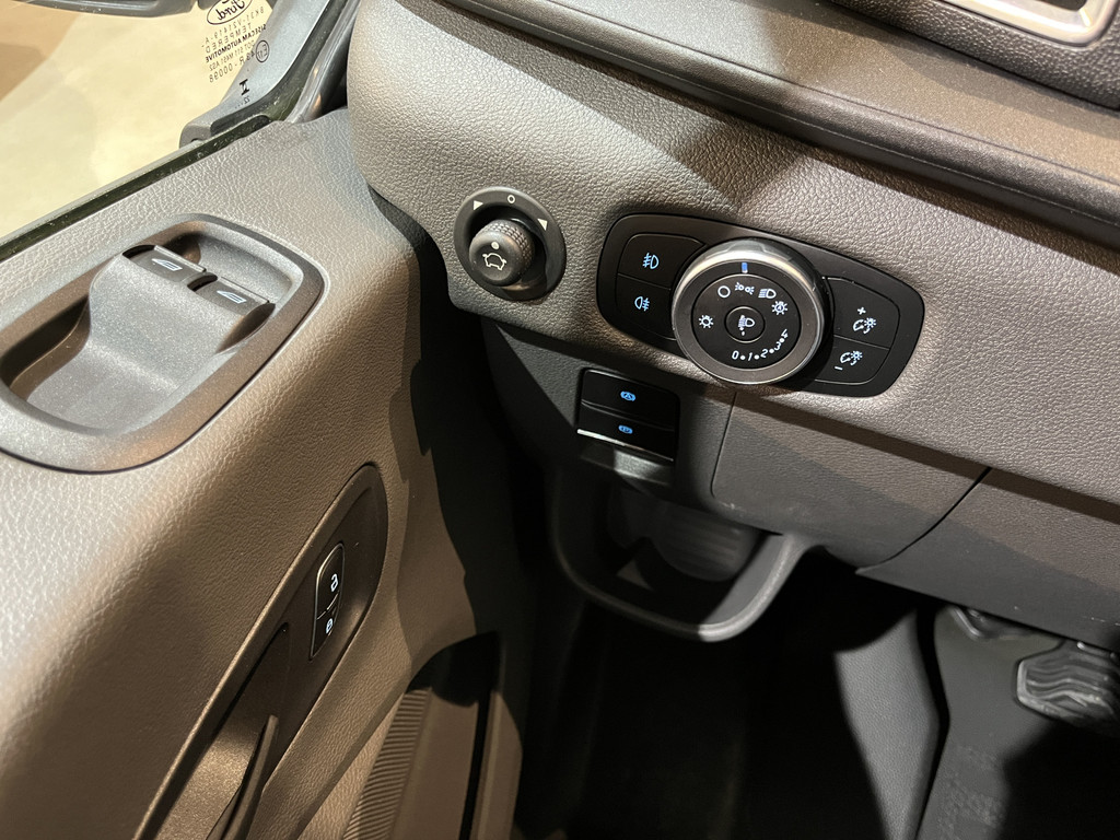 Ford E-Transit 350 L2H2 Trend 68 kWh / 100% Elektrisch !! / Airco / Cruise Control / CarPlay / Camera / Navigatie / 3-Zits / 6.600 KM !! 12