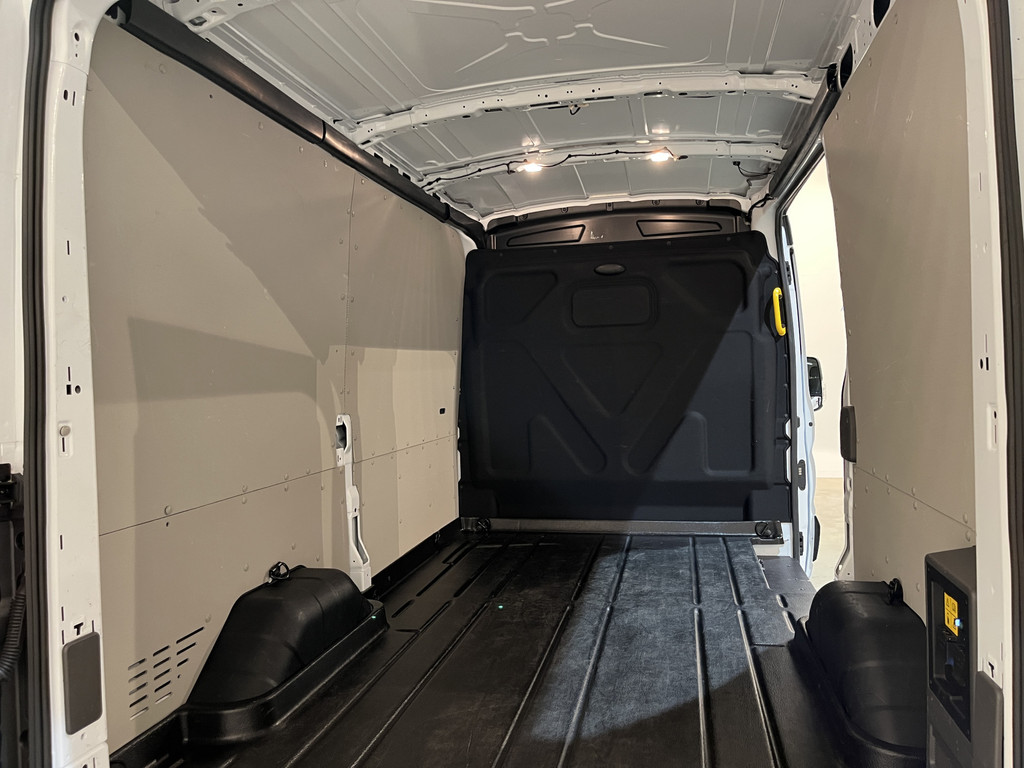 Ford E-Transit 350 L2H2 Trend 68 kWh 184 PK / 100% Elektrisch !! / Airco / Cruise Control / CarPlay / Camera / Navigatie / 3-Zits / 10.350 KM !! 11