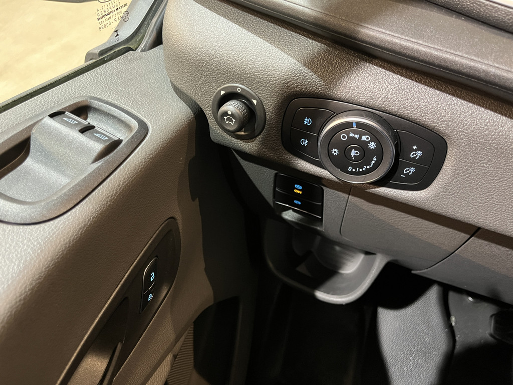 Ford E-Transit 350 L2H2 Trend 68 kWh 184 PK / 100% Elektrisch !! / Airco / Cruise Control / CarPlay / Camera / Navigatie / 3-Zits / 10.350 KM !! 15