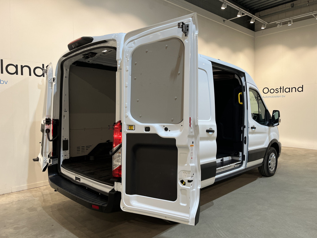 Ford E-Transit 350 L2H2 Trend 68 kWh 184 PK / 100% Elektrisch !! / Airco / Cruise Control / CarPlay / Camera / Navigatie / 3-Zits / 10.350 KM !! 2