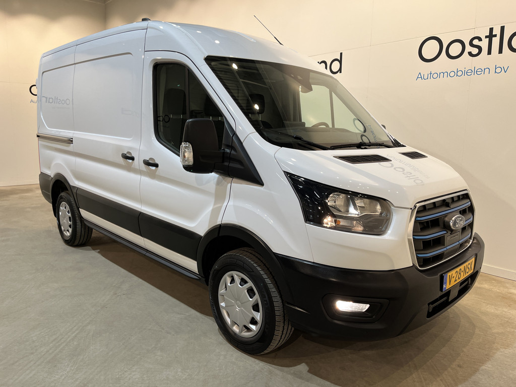 Ford E-Transit 350 L2H2 Trend 68 kWh 184 PK / 100% Elektrisch !! / Airco / Cruise Control / CarPlay / Camera / Navigatie / 3-Zits / 10.350 KM !! 21