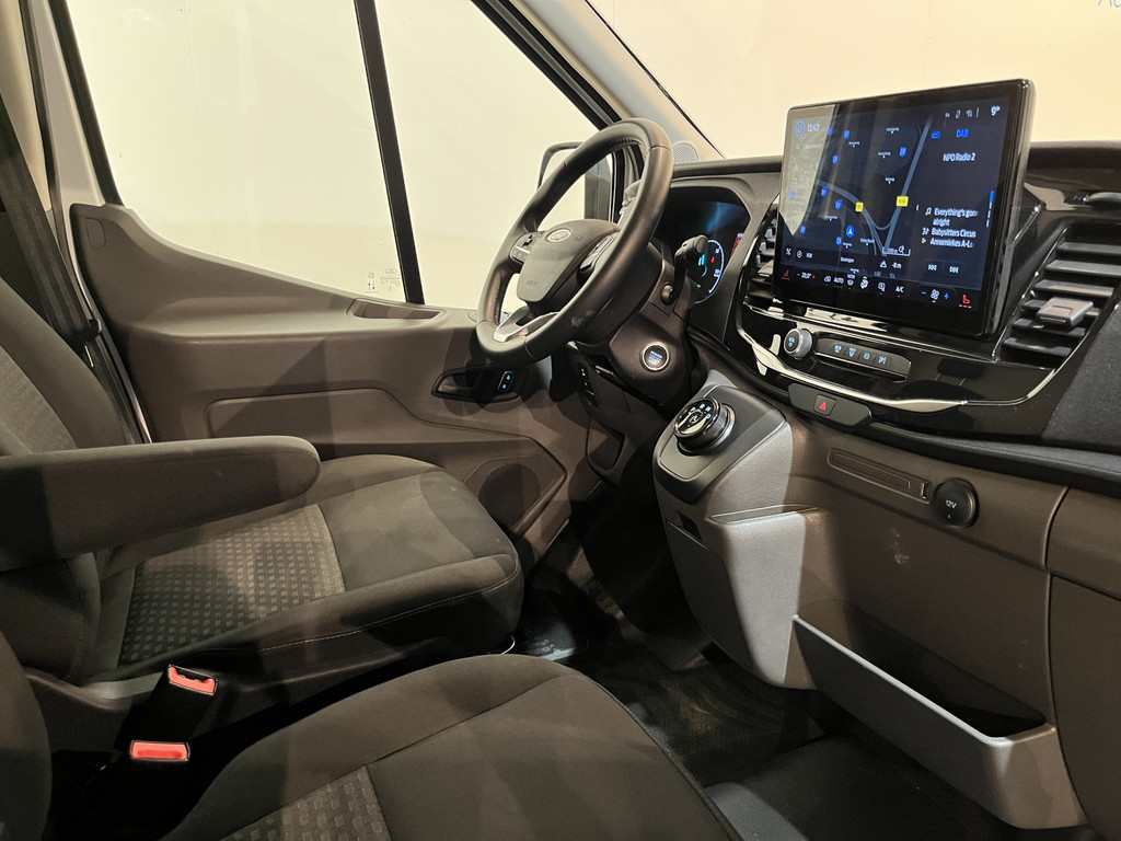 Ford E-Transit 350 L2H2 Trend 68 kWh 184 PK / 100% Elektrisch !! / Airco / Cruise Control / CarPlay / Camera / Navigatie / 3-Zits / 10.350 KM !! 3
