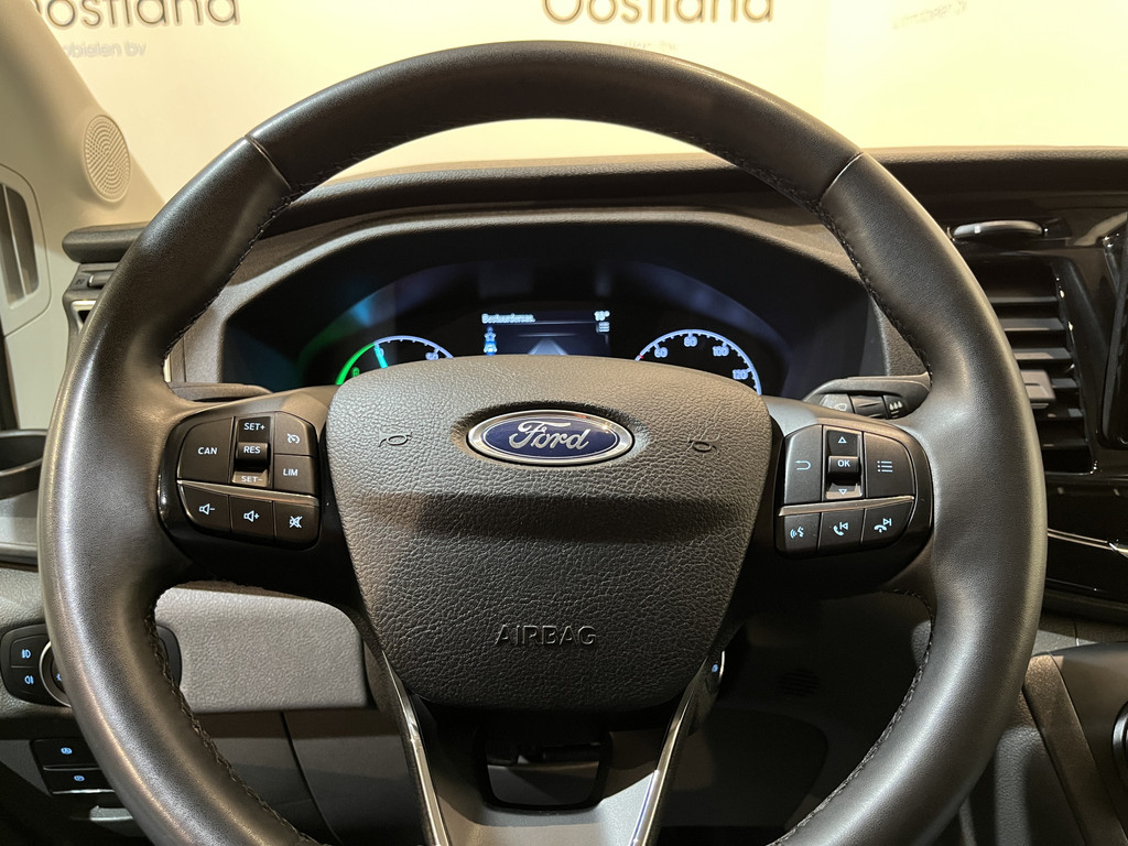 Ford E-Transit 350 L2H2 Trend 68 kWh 184 PK / 100% Elektrisch !! / Airco / Cruise Control / CarPlay / Camera / Navigatie / 3-Zits / 12.200 KM !! 12