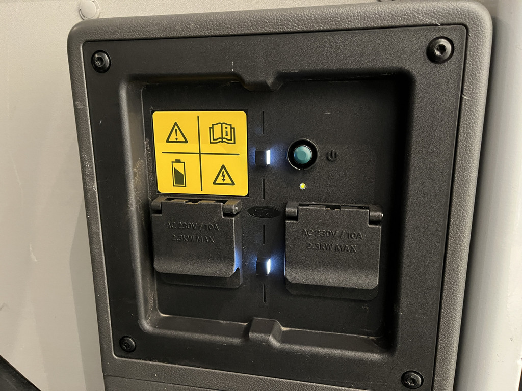 Ford E-Transit 350 L2H2 Trend 68 kWh 184 PK / 100% Elektrisch !! / Airco / Cruise Control / CarPlay / Camera / Navigatie / 3-Zits / 12.200 KM !! 14