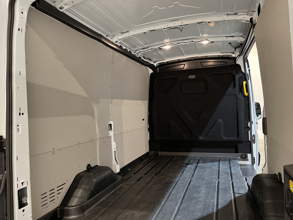 Ford E-Transit 350 L2H2 Trend 68 kWh 184 PK / 100% Elektrisch !! / Airco / Cruise Control / CarPlay / Camera / Navigatie / 3-Zits / 12.200 KM !! 15