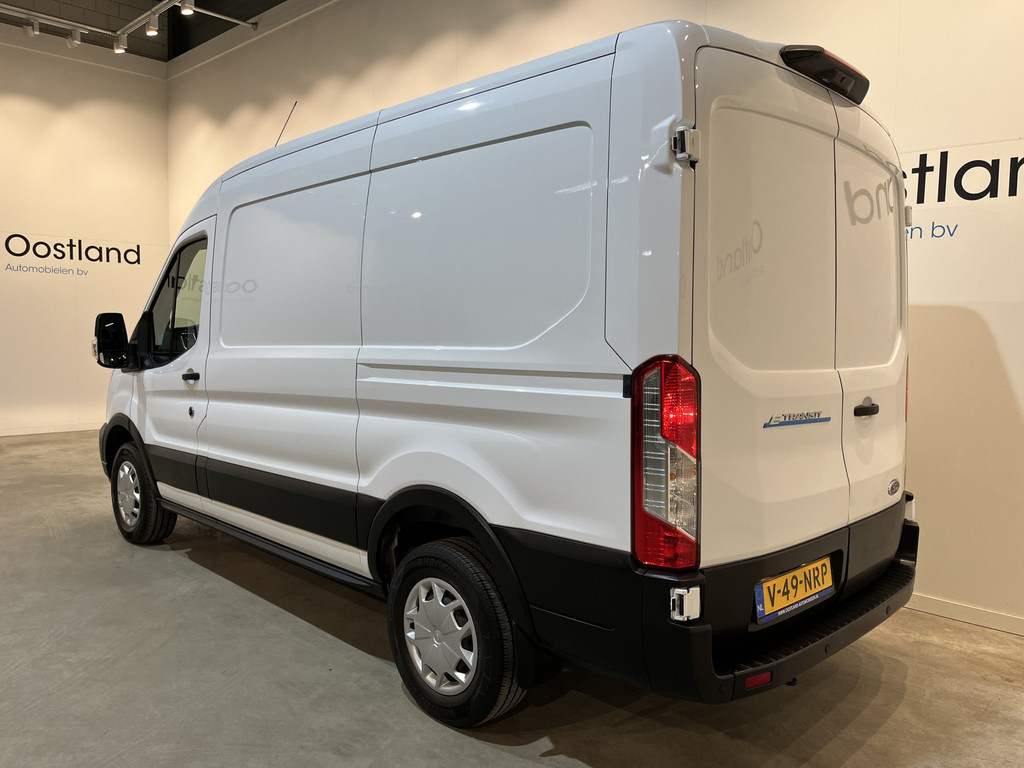 Ford E-Transit 350 L2H2 Trend 68 kWh 184 PK / 100% Elektrisch !! / Airco / Cruise Control / CarPlay / Camera / Navigatie / 3-Zits / 12.200 KM !! 18