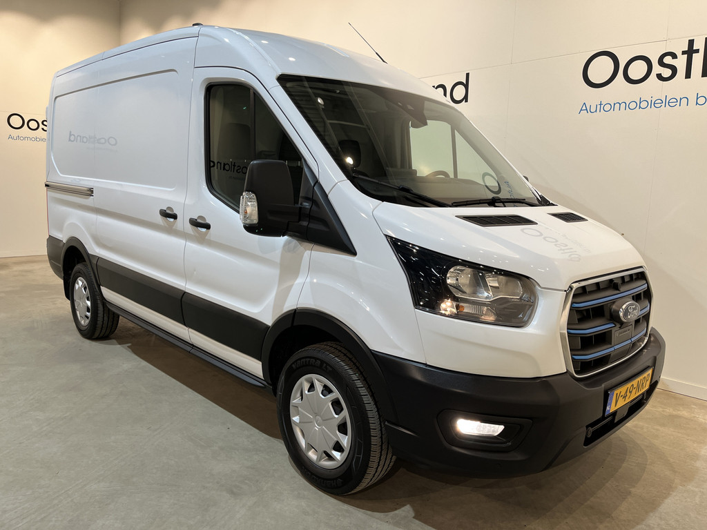 Ford E-Transit 350 L2H2 Trend 68 kWh 184 PK / 100% Elektrisch !! / Airco / Cruise Control / CarPlay / Camera / Navigatie / 3-Zits / 12.200 KM !! 19