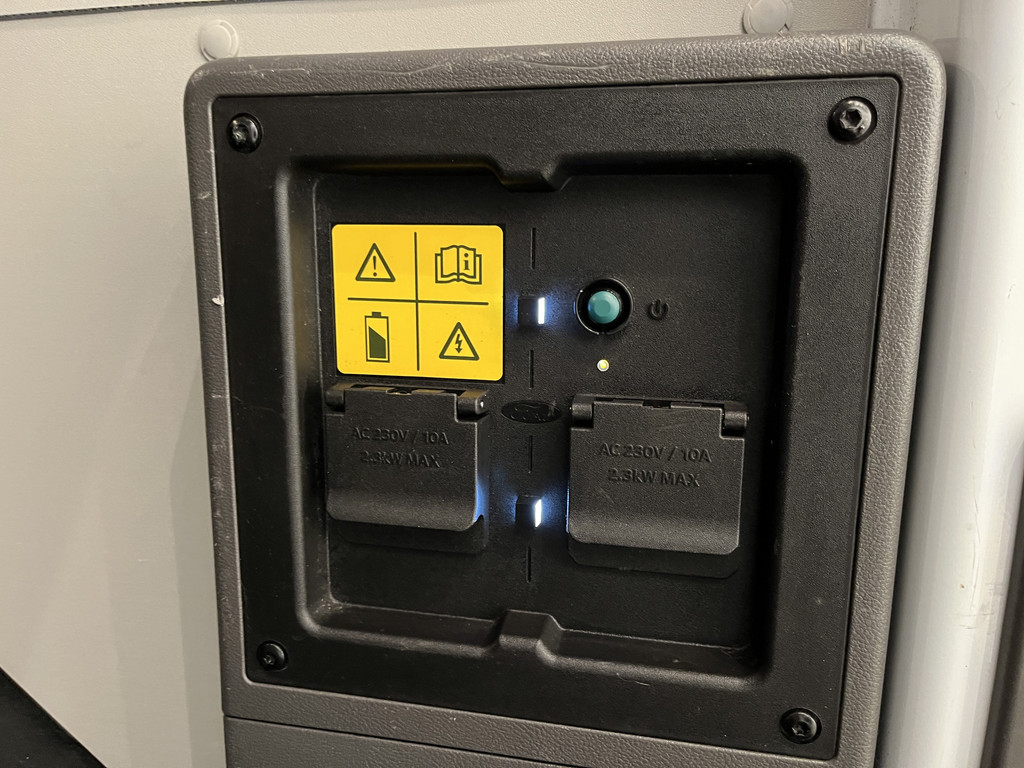 Ford E-Transit 350 L2H2 Trend 89 kWh / 100% Elektrisch !! / Airco / Cruise Control / CarPlay / Camera / Navigatie / 3-Zits / 11.000 KM !! 14