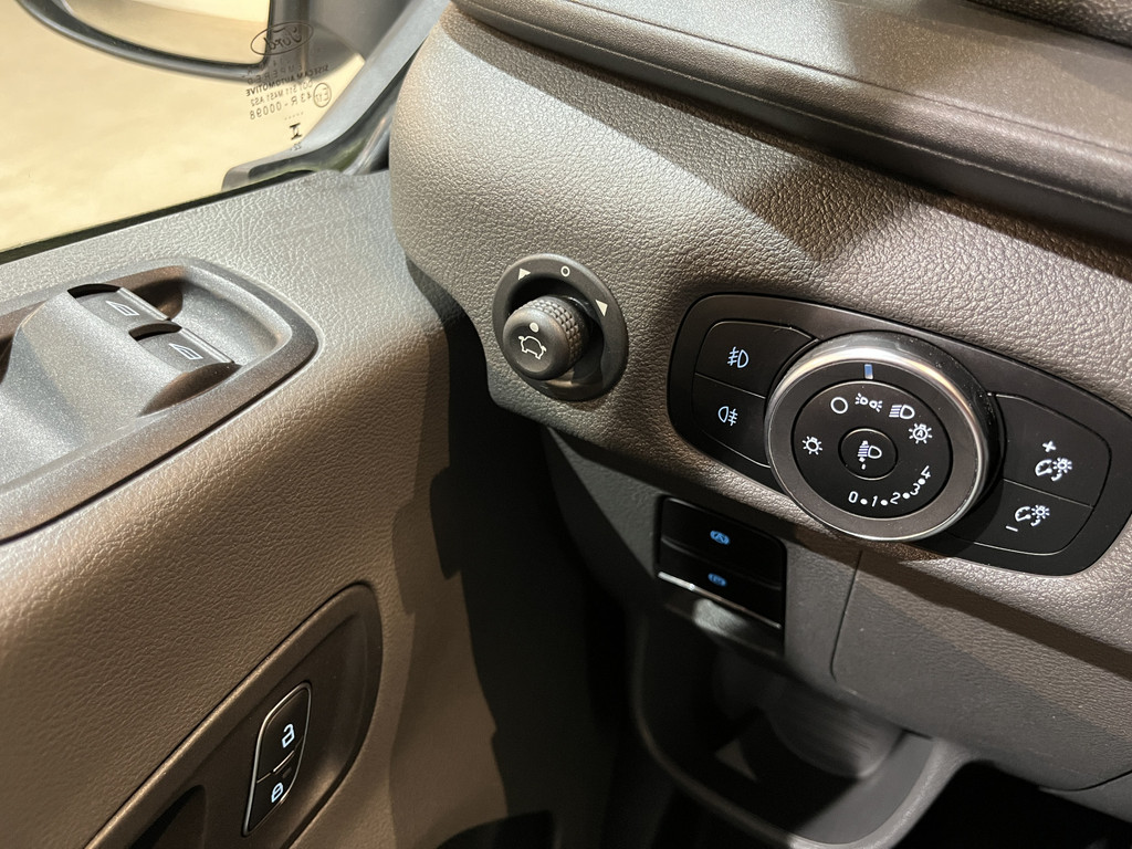 Ford E-Transit 350 L2H2 Trend 89 kWh / 100% Elektrisch !! / Airco / Cruise Control / CarPlay / Camera / Navigatie / 3-Zits / 11.000 KM !! 18