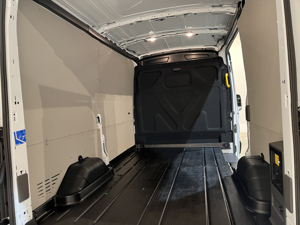 Ford E-Transit 390 (3500 kg) L2H2 Trend 68 kWh / 100% Elektrisch !! / Airco / Cruise Control / CarPlay / Camera / Navigatie / 3-Zits / 1.300 KM !! 18